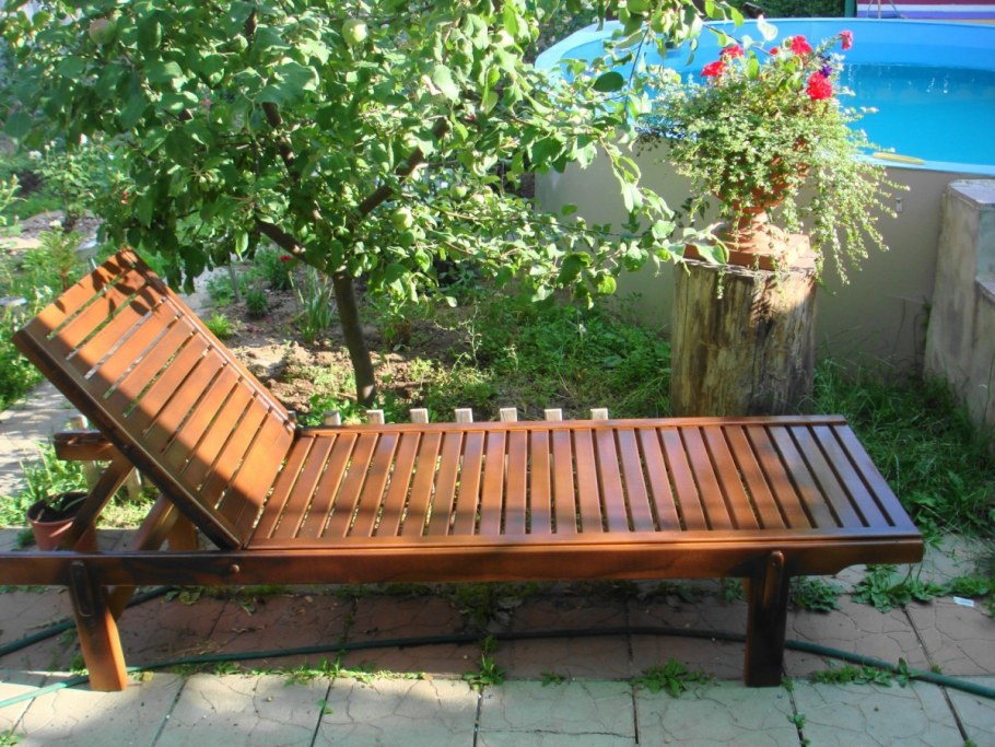 Лежак из дерева для сада