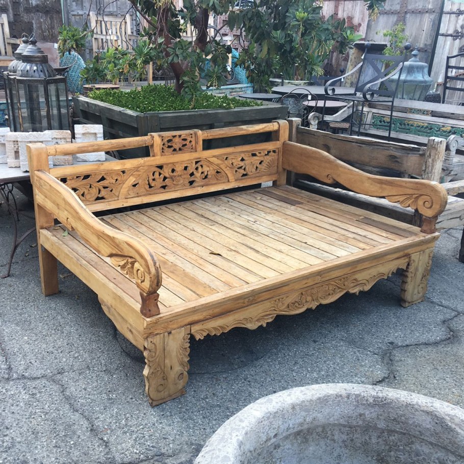 Топчан в саду