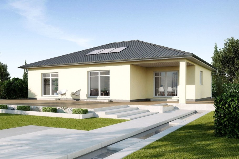 Белый одноэтажный дом с вальмовой крышей