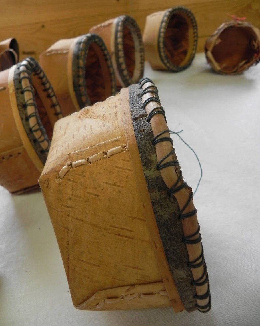 Изделия из бересты на белом фоне