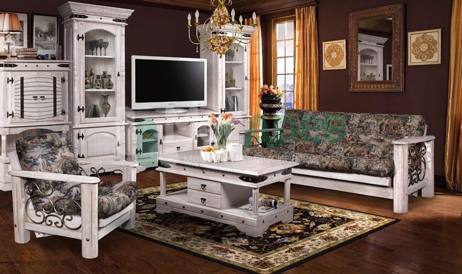 Кровать из цельных бревен