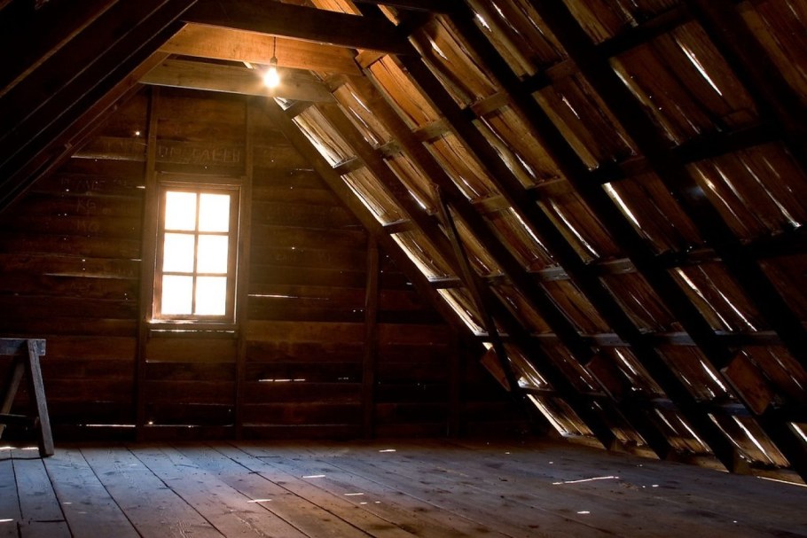 Старый деревянный чердак