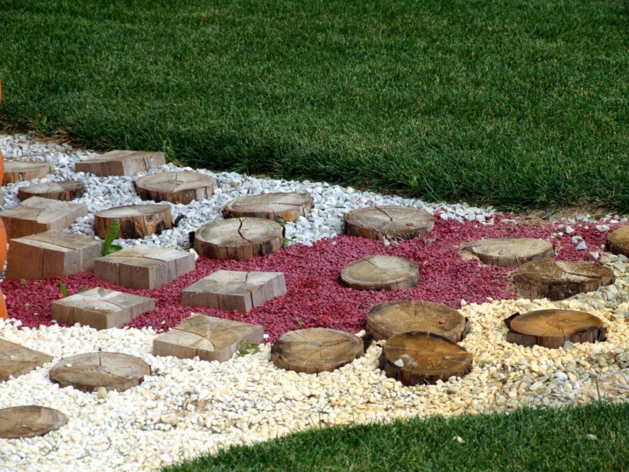 Декор клумбы камнями