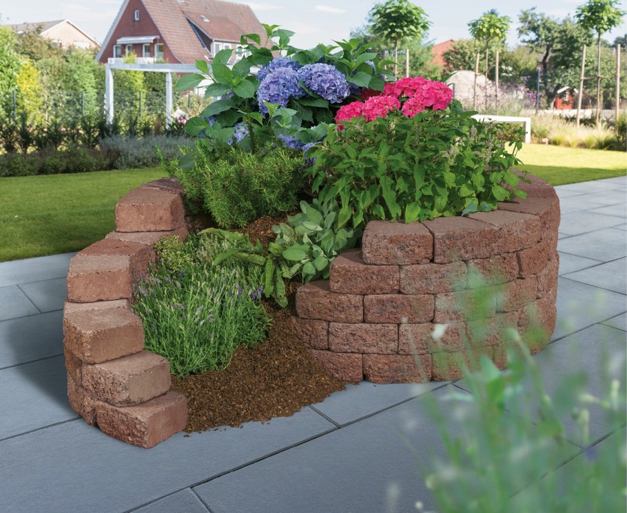 Окаймление клумбы брусчаткой