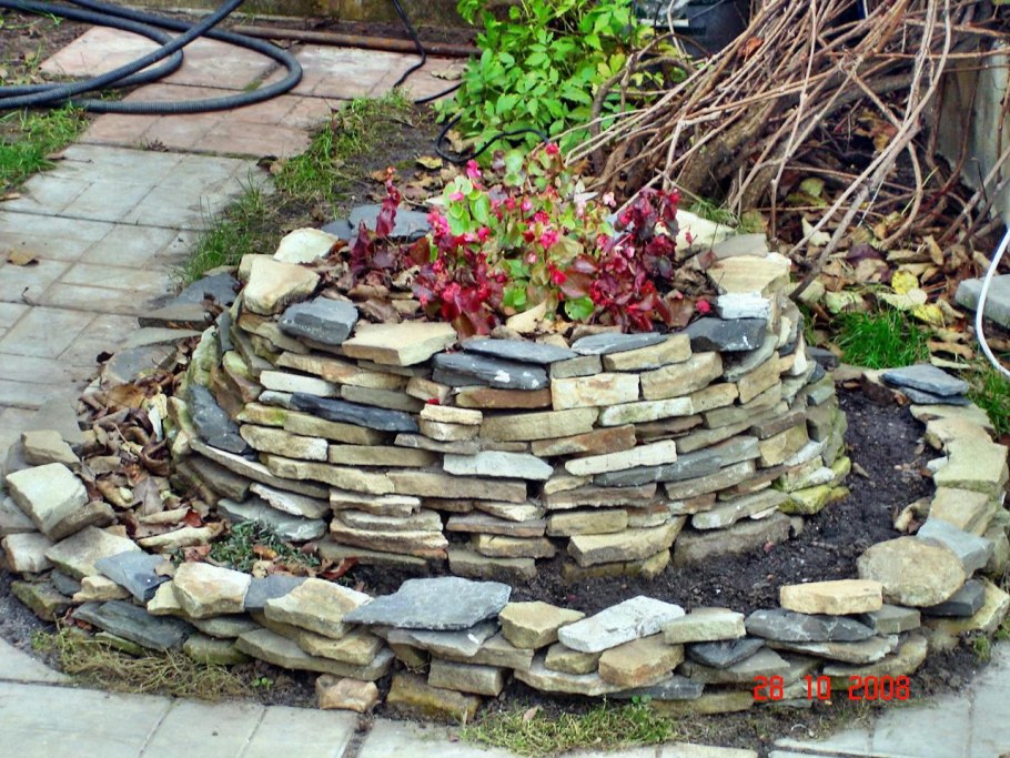 Клумба из камней