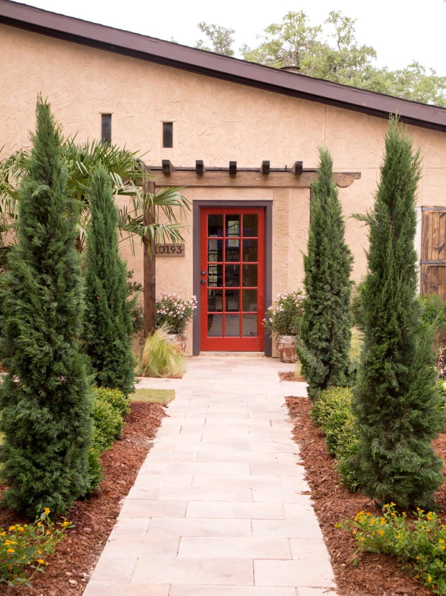 Клумба у крыльца