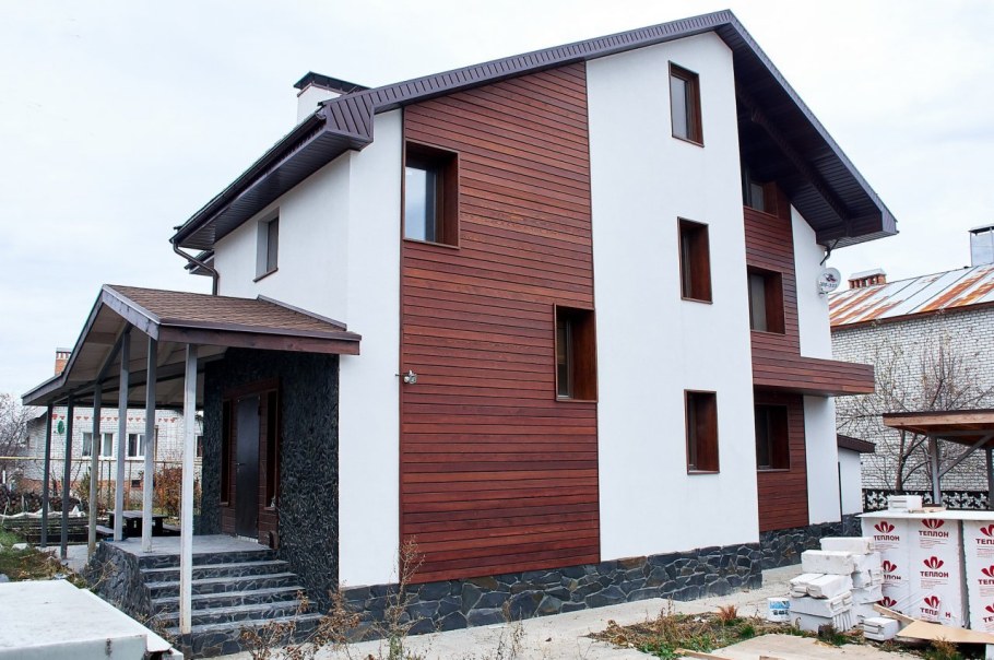 Комбинированный фасад штукатурка и планкен