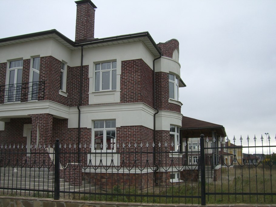 Отделка фасада короедом и камнем