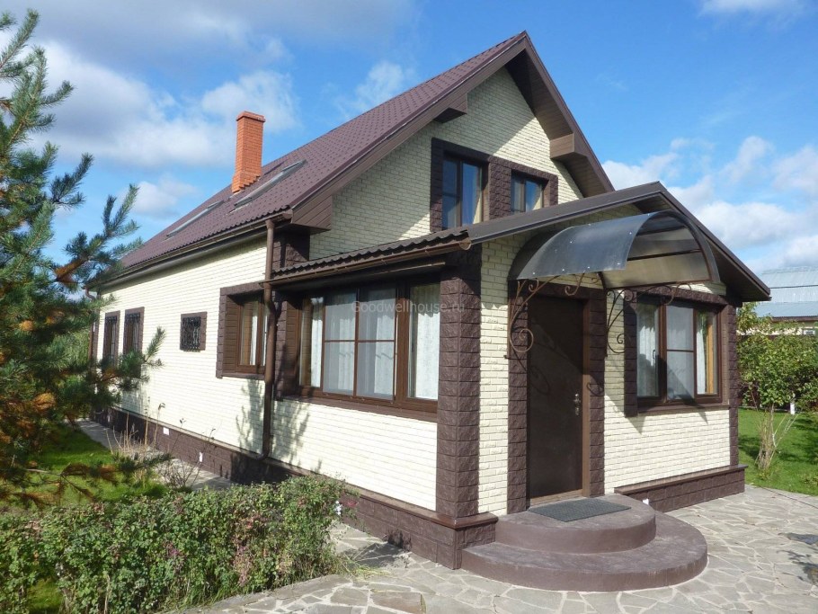 Комбинированные фасады домов из кирпича