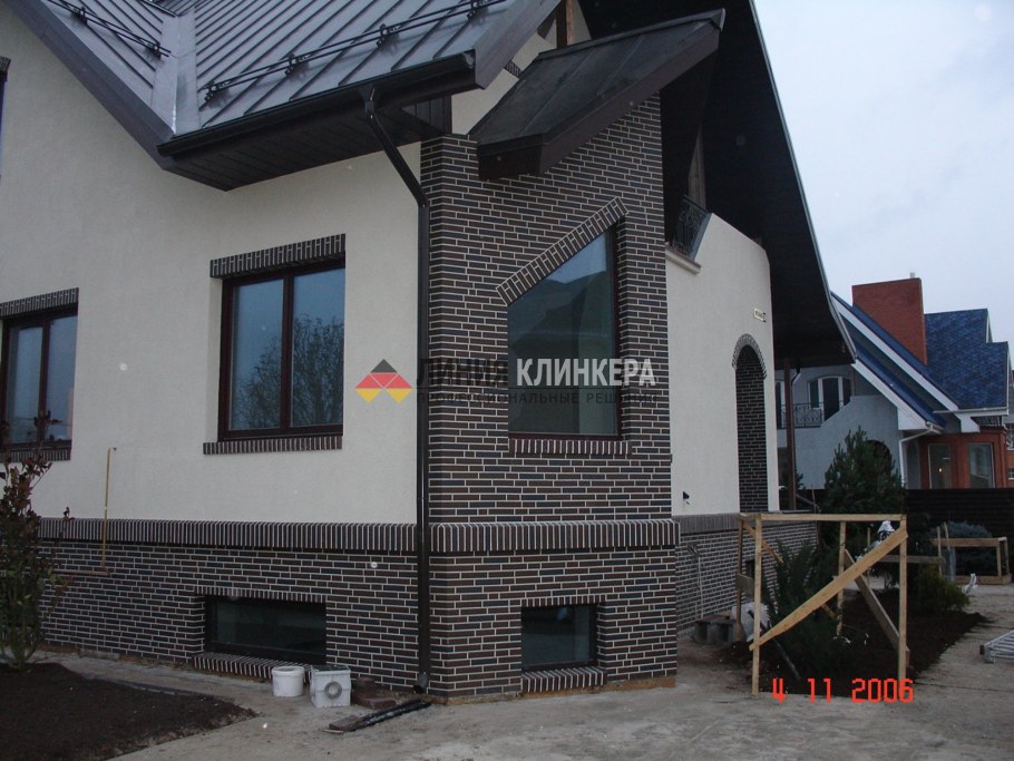 Комбинированный фасад кирпич и штукатурка