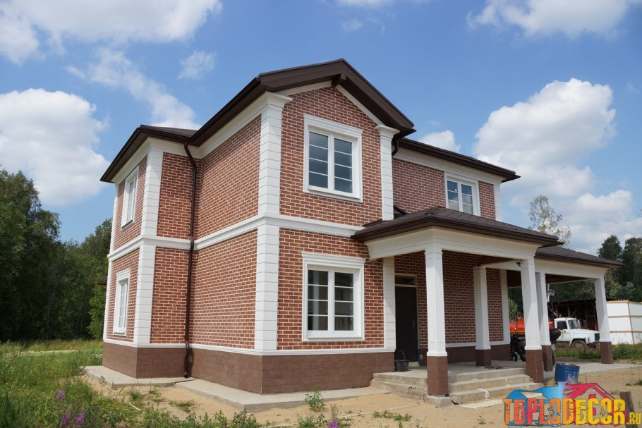 Комбинированные фасады домов из кирпича и планкена
