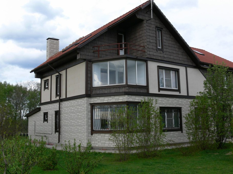 Первый этаж кирпич второй сайдинг