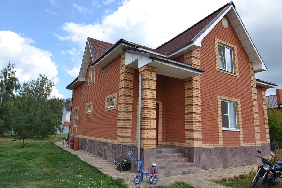 Дом облицованный красным кирпичом
