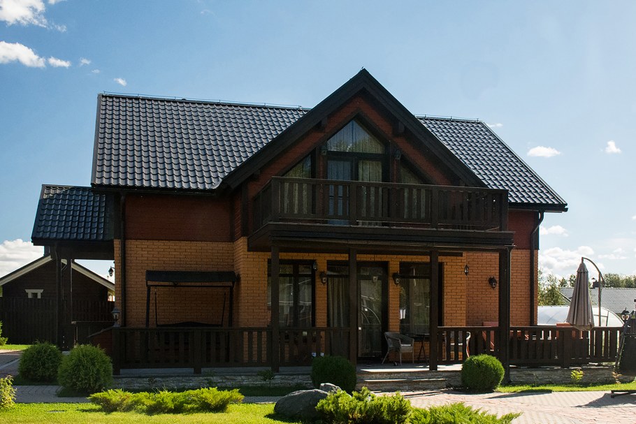 Комбинированные коттеджи из кирпича и дерева