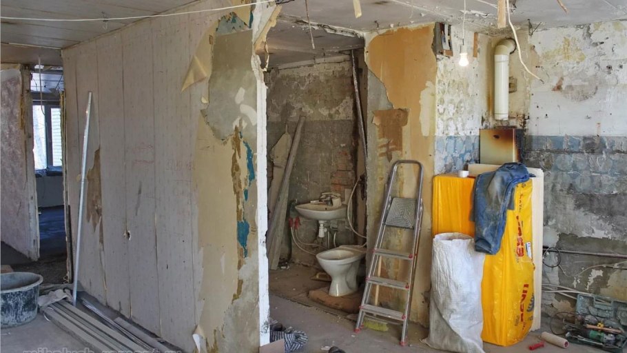 Стена до ремонта