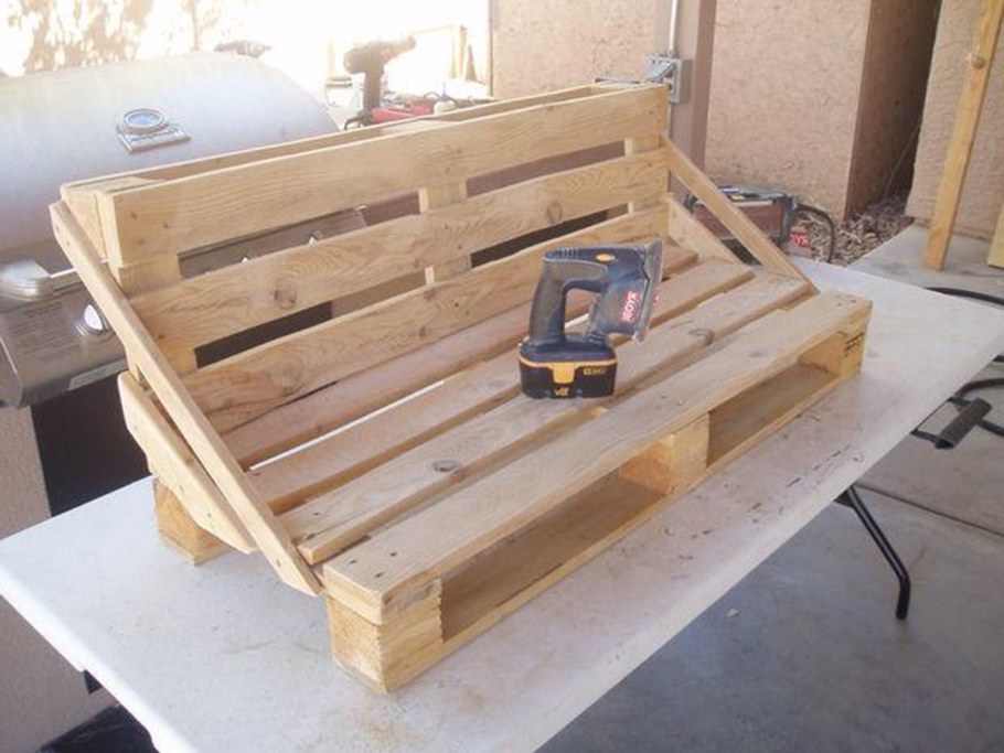 Диван из поддонов в гараж