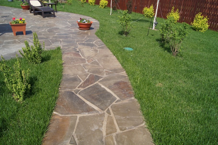 Плитняк для садовых дорожек