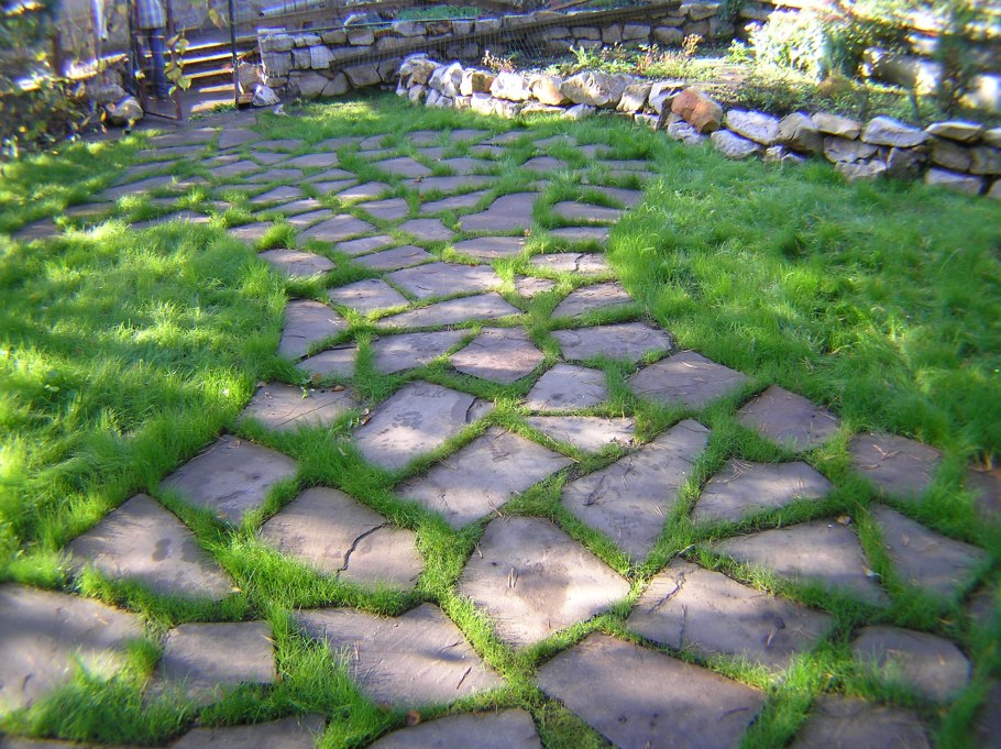 Мощение участка дорожек камнем