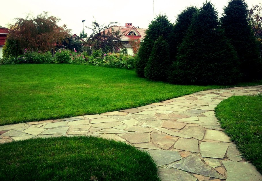 Гранитный плитняк дорожки