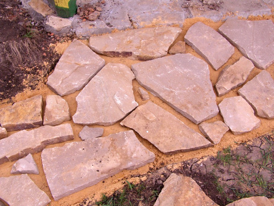 Пошаговая дорожка из камня