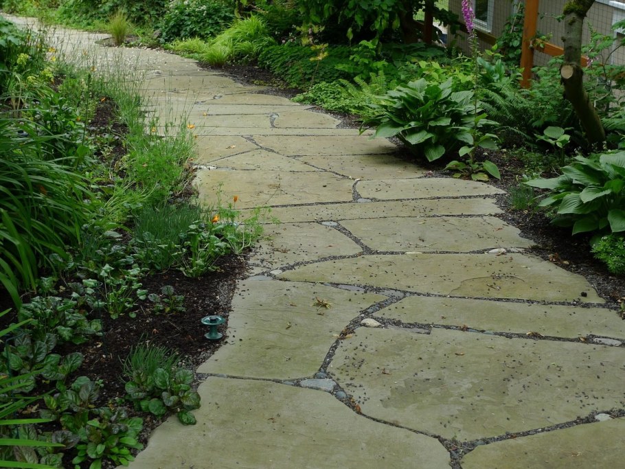 Дорожки из гальки на даче