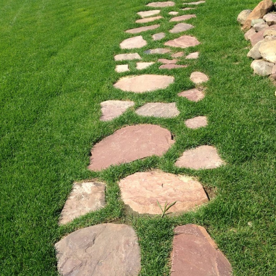 Мощение плитняком с газоном