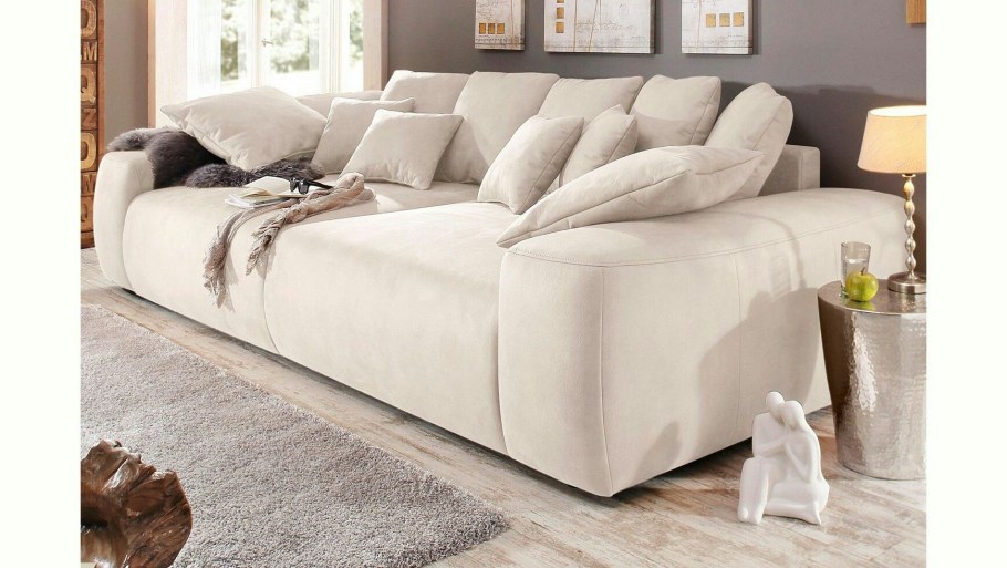 Большой диван с подушками