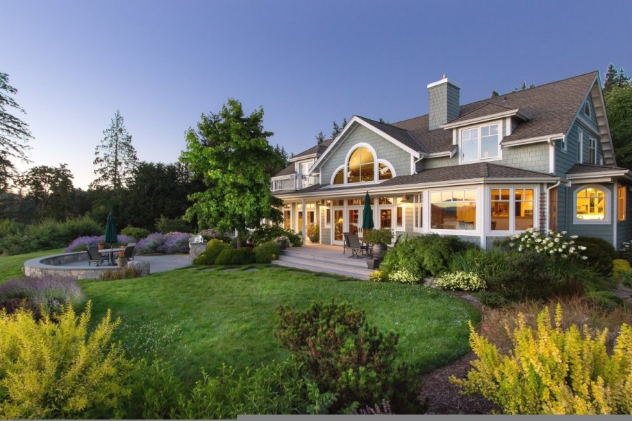 Красивый пруд на участке