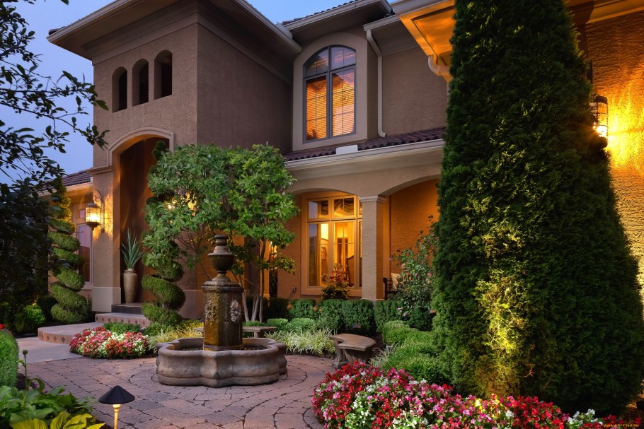 Загородный дом с лужайкой