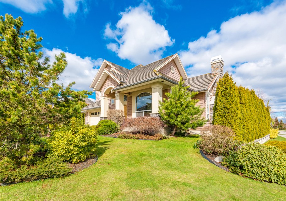 Красивый дом с садом