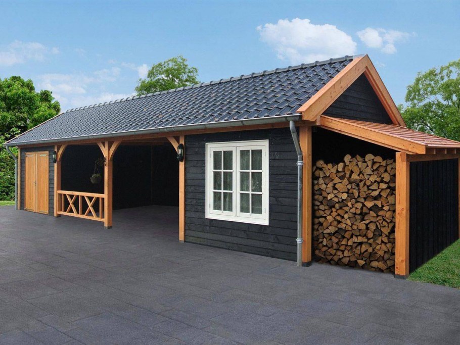 Красивый деревянный сарай