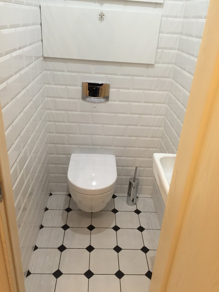 Отделка туалета кирпичиками