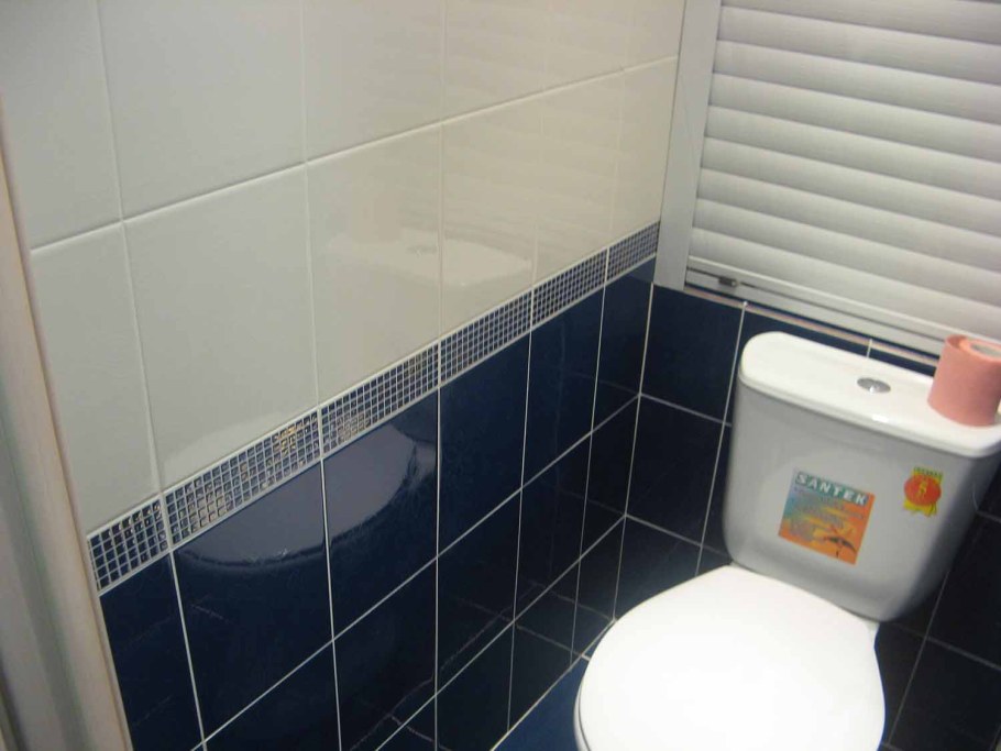 Укладка плитки в половину стены в маленьком санузле