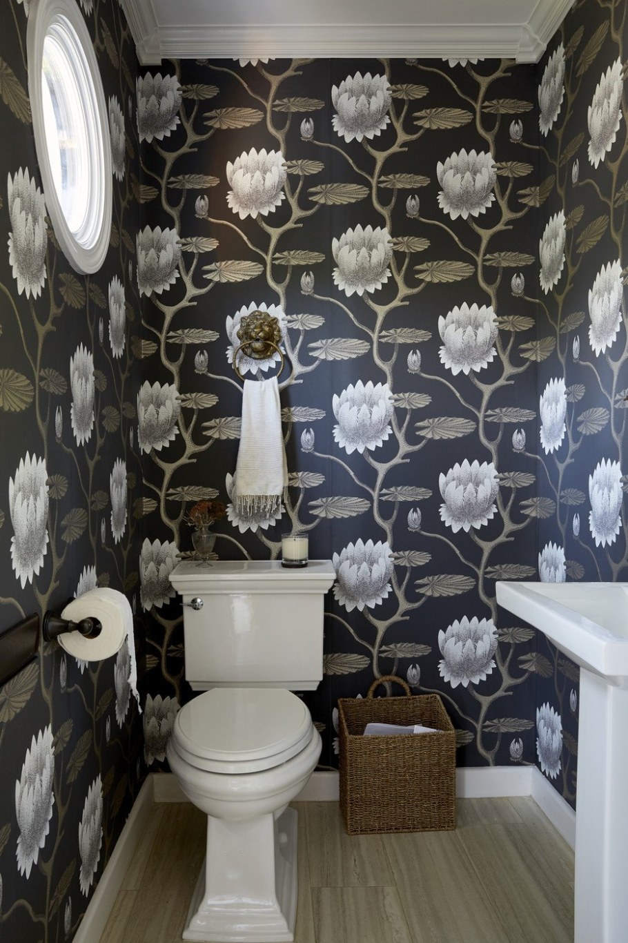 Отделка туалета обоями