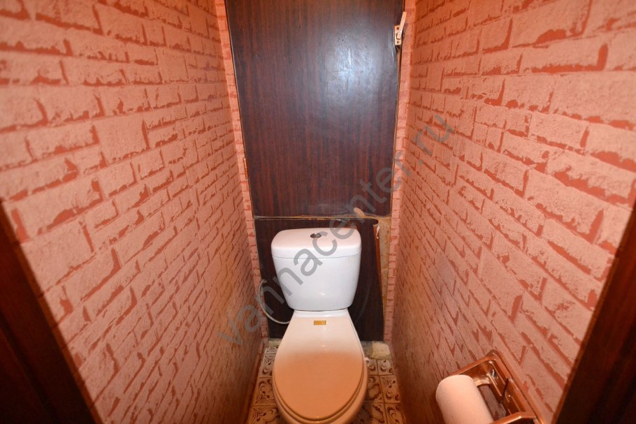 Туалет обшит панелями под кирпич