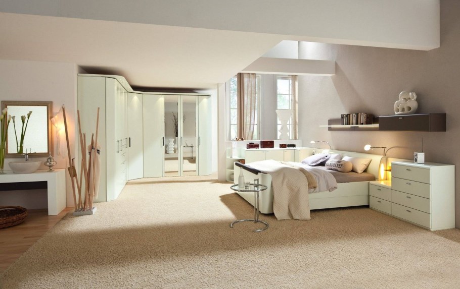 Светлая просторная спальня