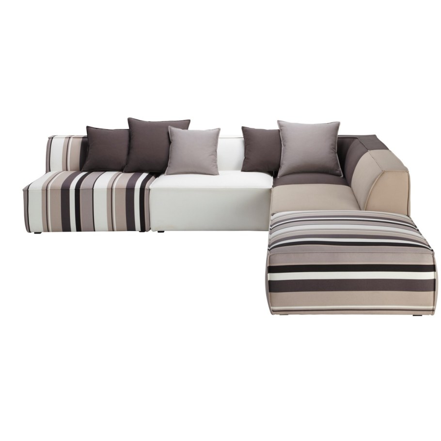 Фиолетовый диван с подушками