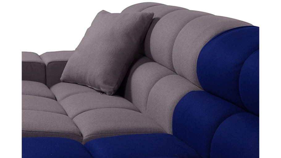 Диван с закругленными подлокотниками