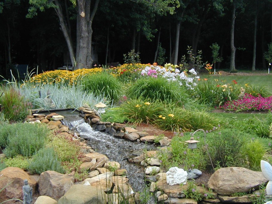 Ручей на дачном прудике