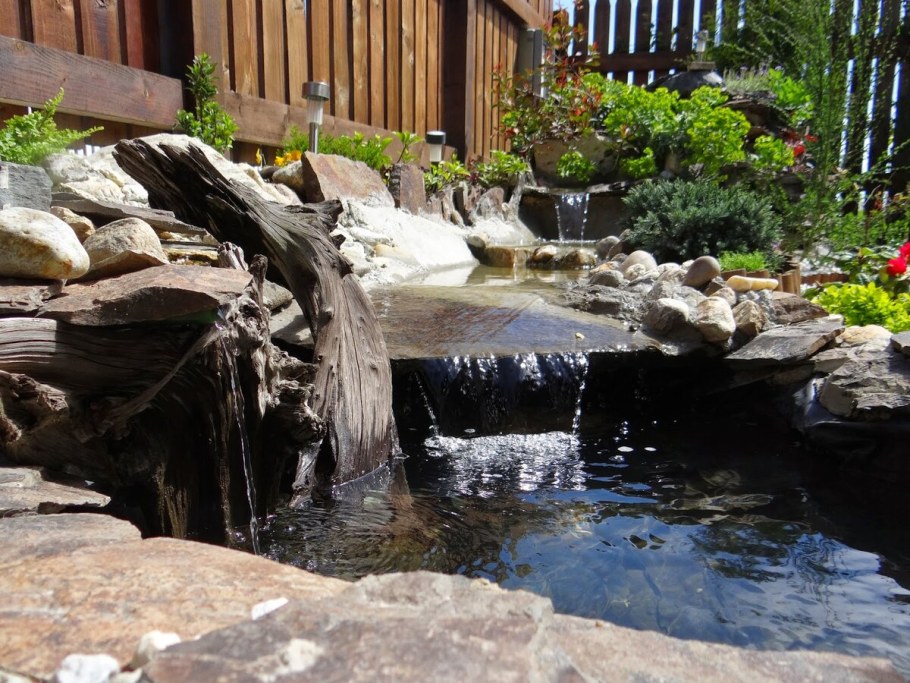 Искусственный ручей на участке