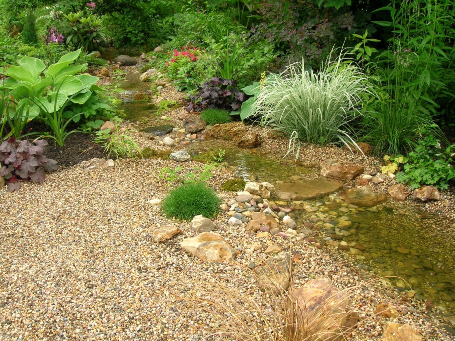 Ручей на дачном участке