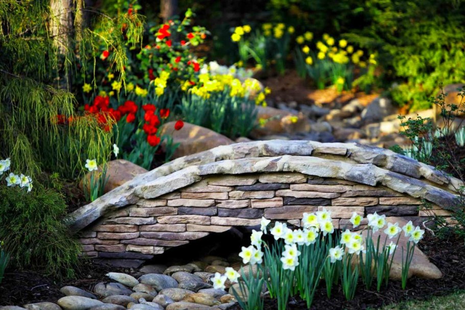 Мостик через каменный ручей в саду