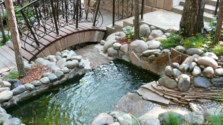 Альпийская горка с прудиком и мостиком