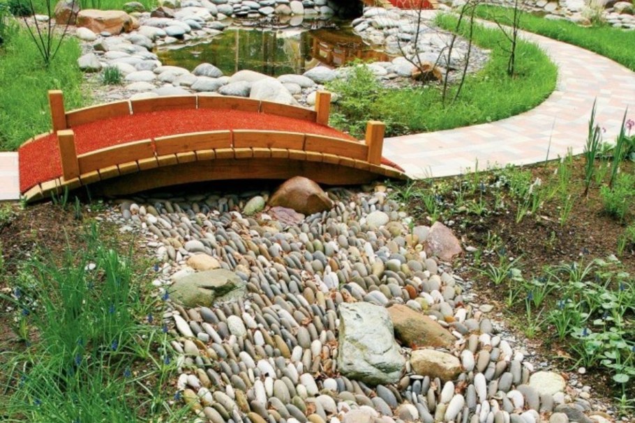 Пруд с мостиком в саду