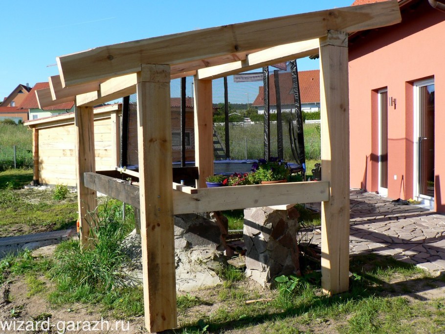 Деревянный навес для мангала