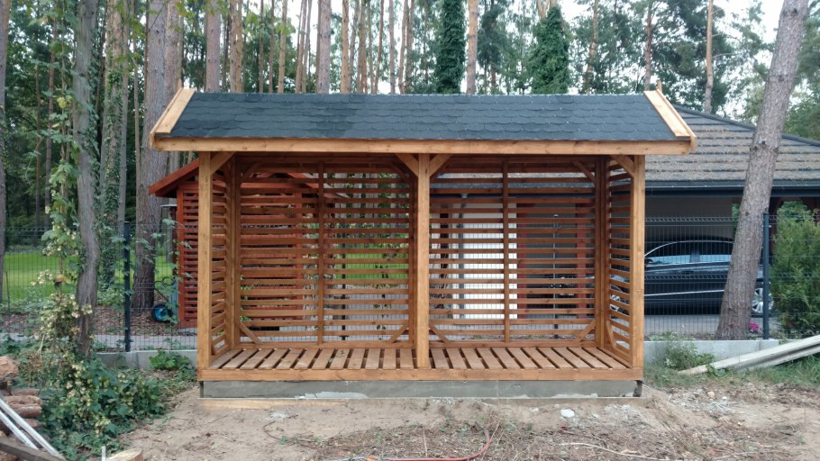Деревянный навес для дров