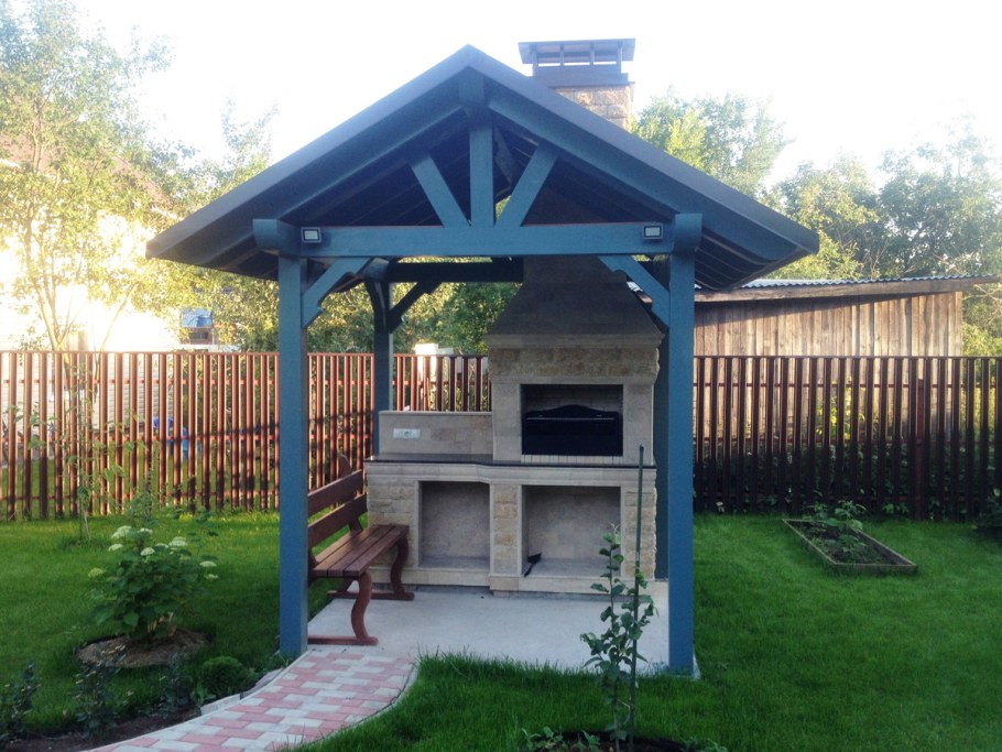 Деревянный навес над мангалом
