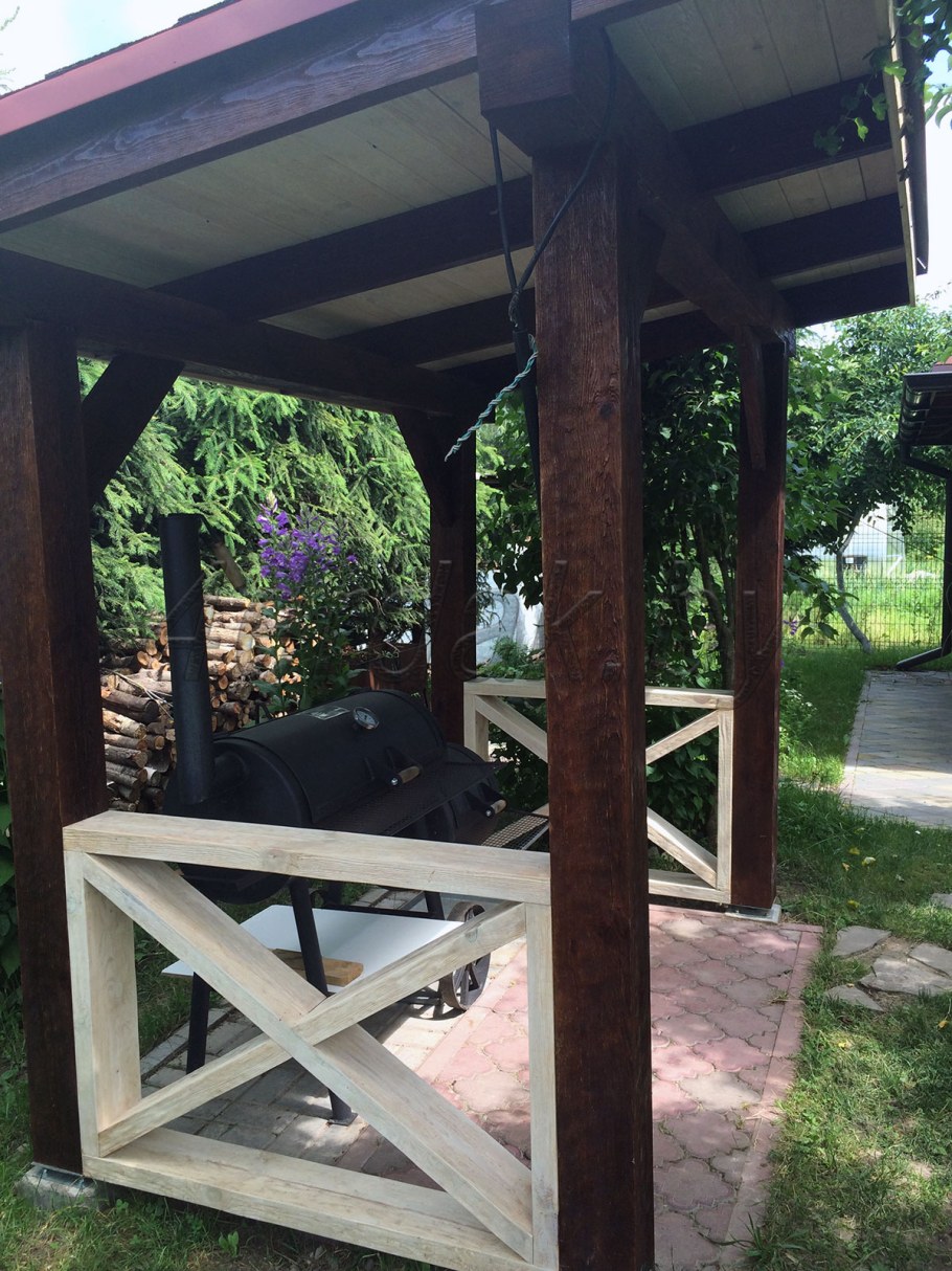 Деревянный навес для мангала