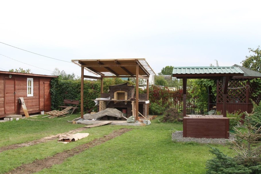 Зона барбекю на даче с навесом