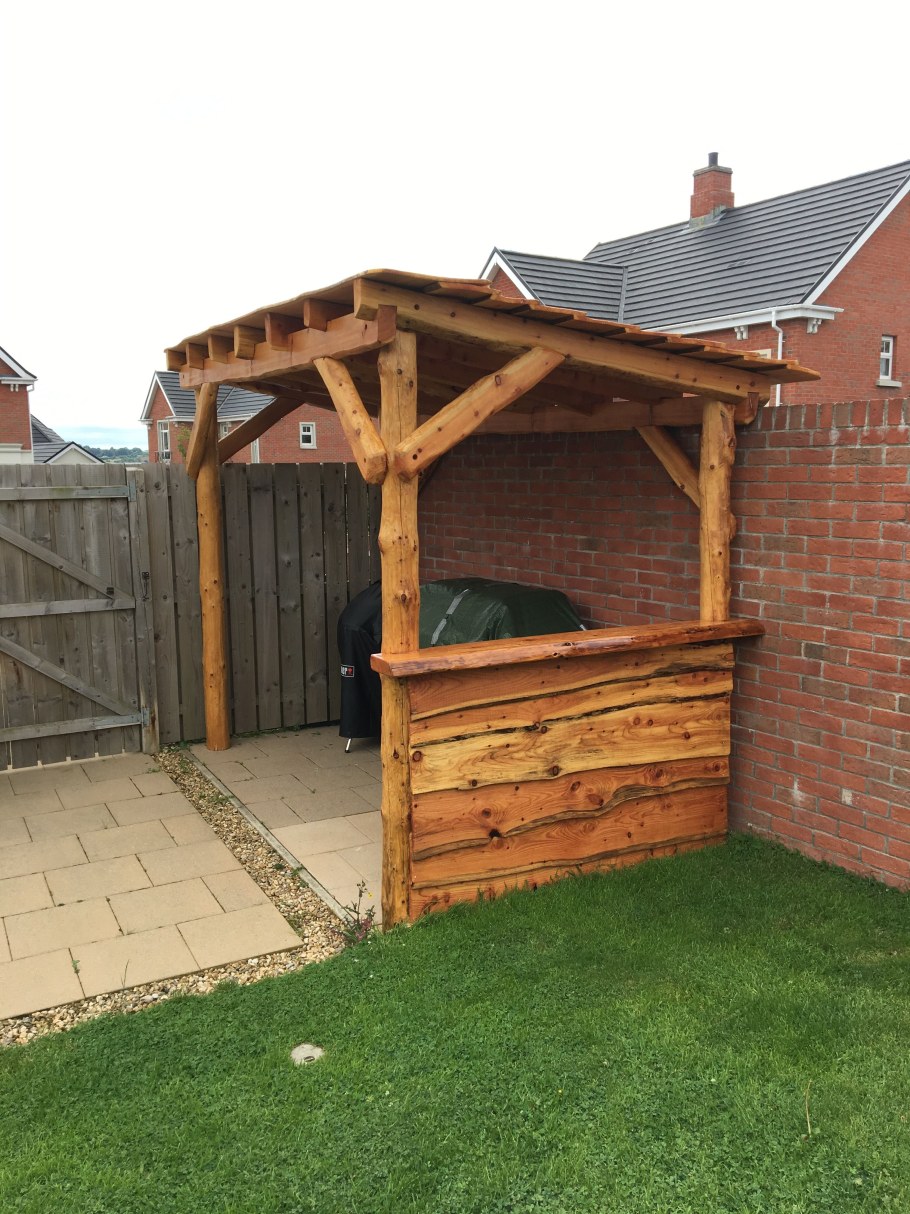 Деревянный навес для мангала